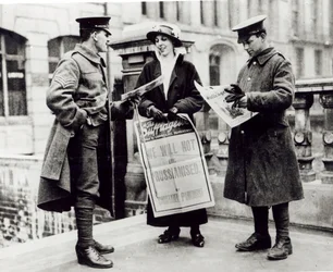 Une suffragette vendant des journaux à deux soldats, vers 1914